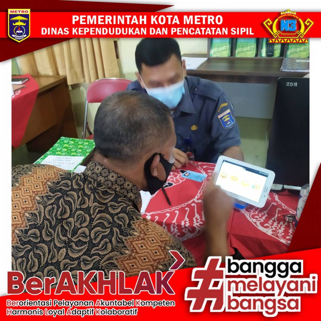 Warga mengisi Kuisioner Survey Kepuasan Masyarakat