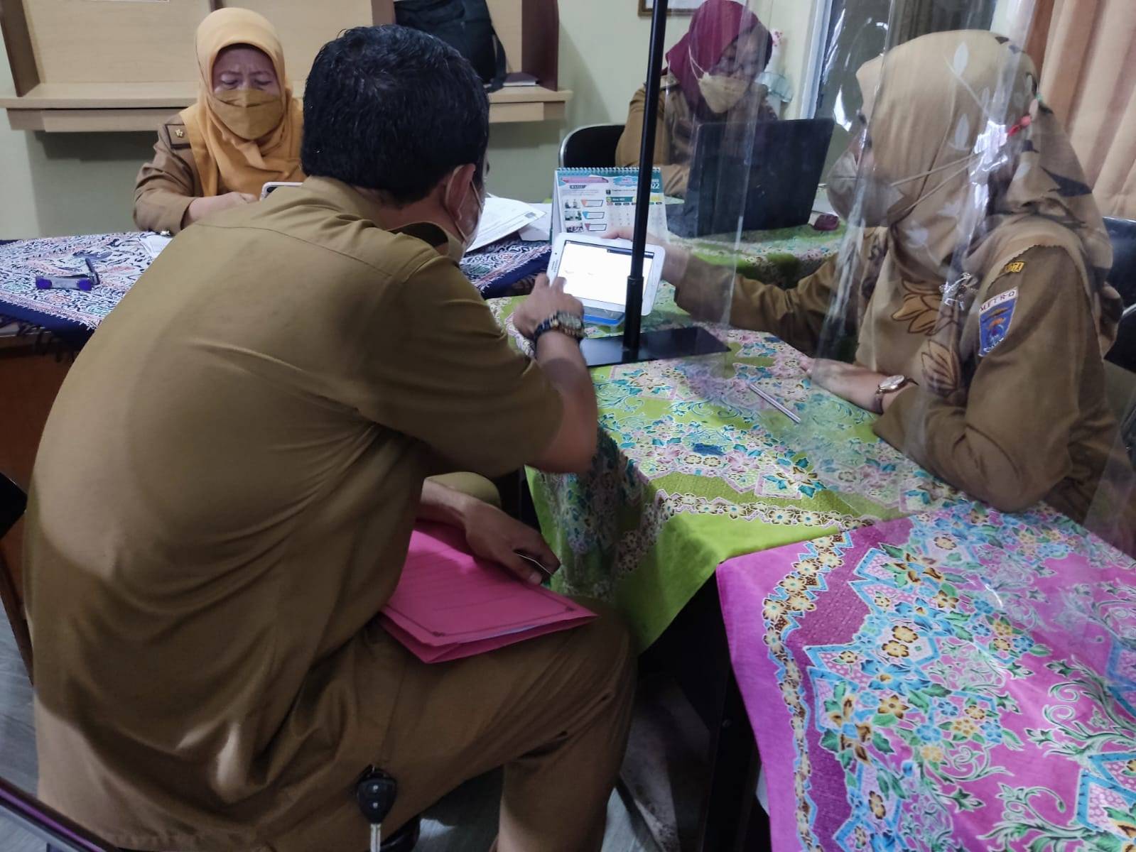 Warga mengisi Kuisioner Survey Kepuasan Masyarakat