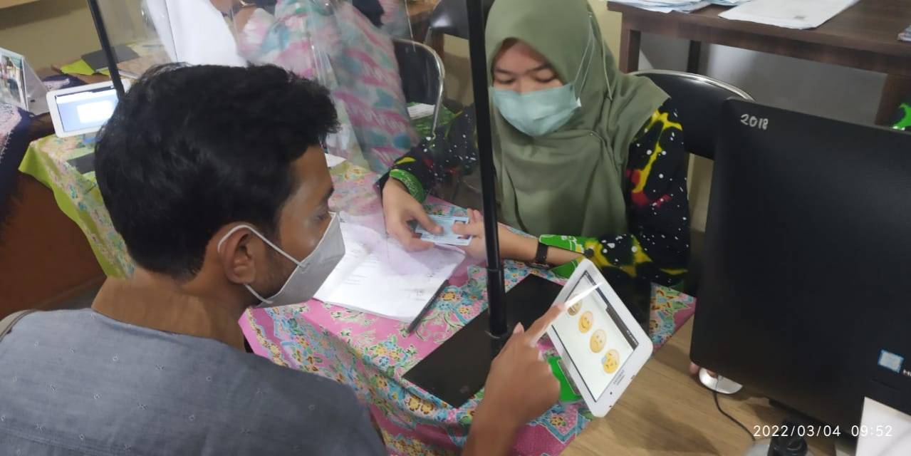 Warga mengisi Kuisioner Survey Kepuasan Masyarakat