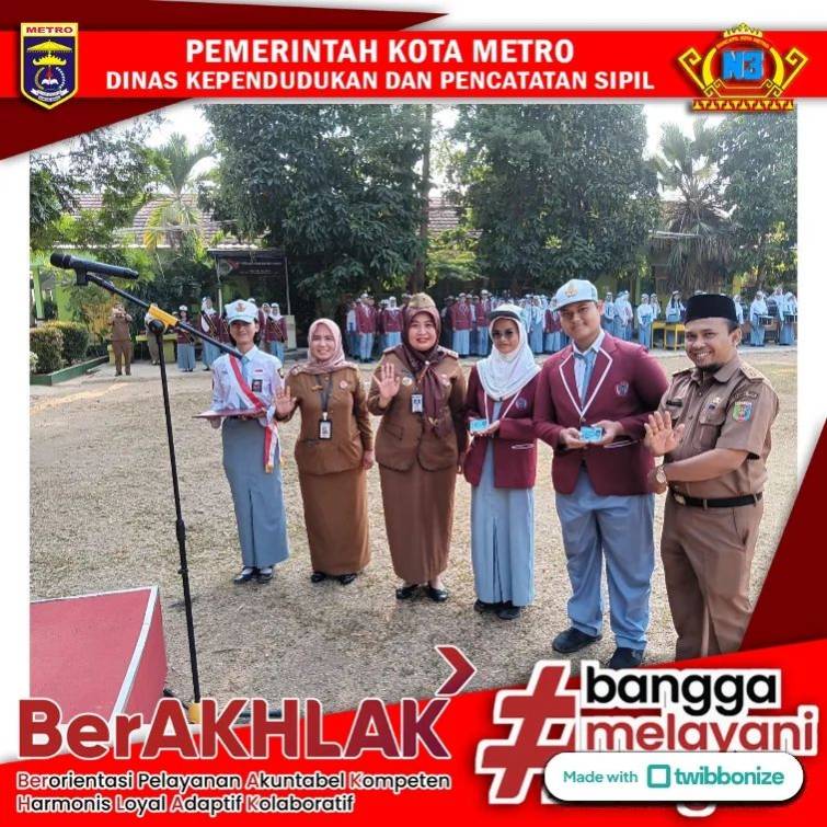 Kepala Disdukcapil Kota Metro Ika Pusparini Anindita Jayasinga, S.H.,M.H menjadi pembina upacara di SMA Negeri 1 Kota Metro