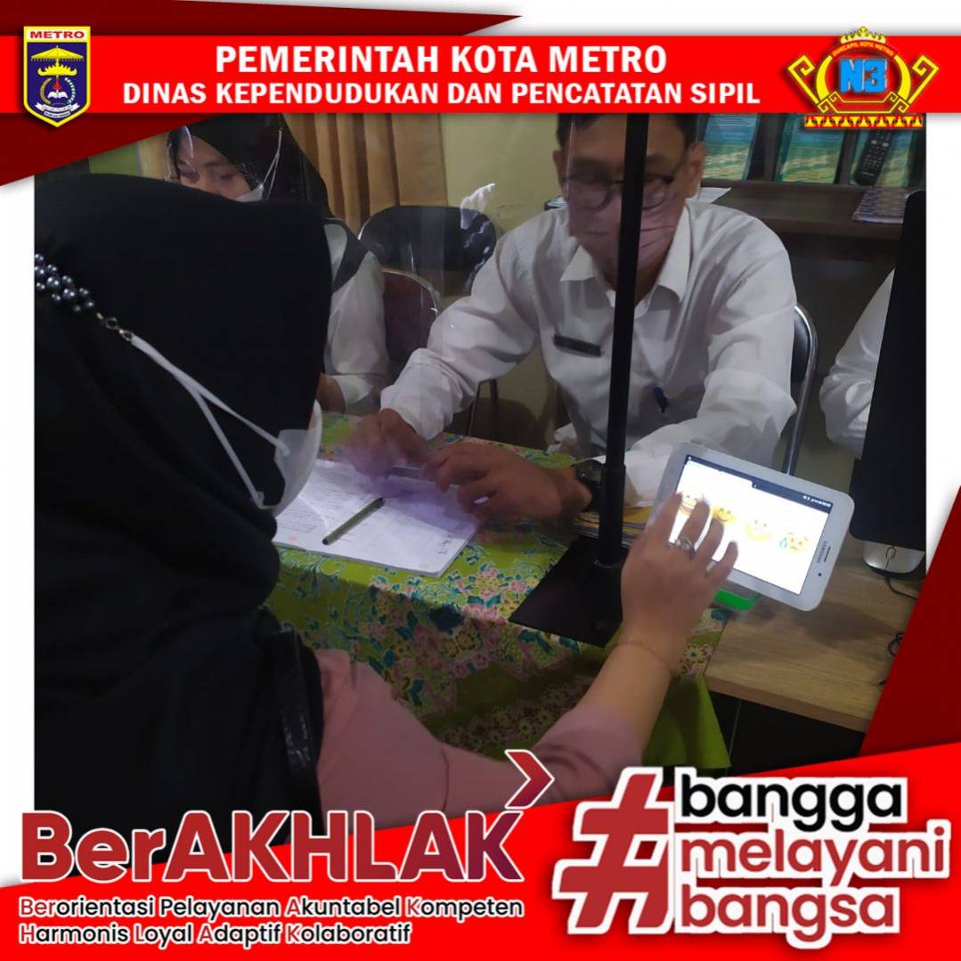 Warga mengisi Kuisioner Survey Kepuasan Masyarakat