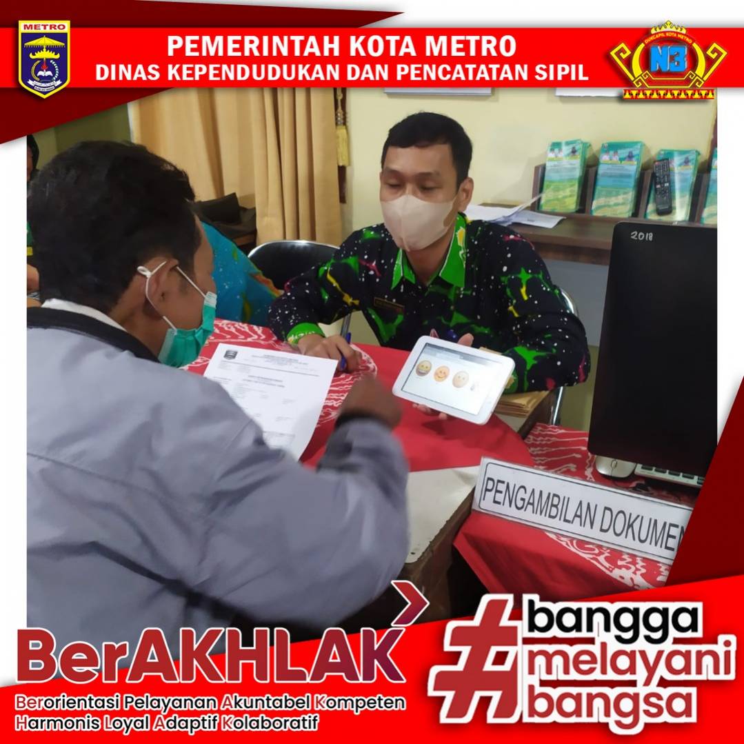 Warga mengisi Kuisioner Survey Kepuasan Masyarakat