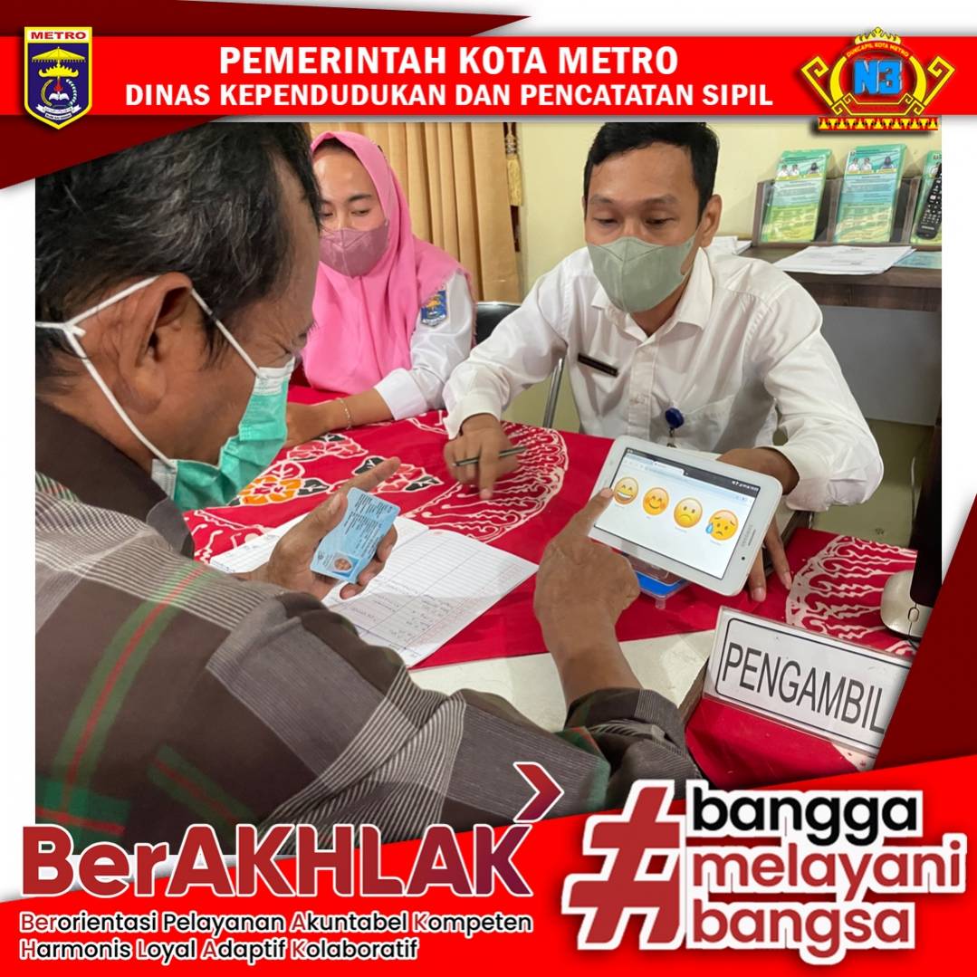 Warga mengisi Kuisioner Survey Kepuasan Masyarakat