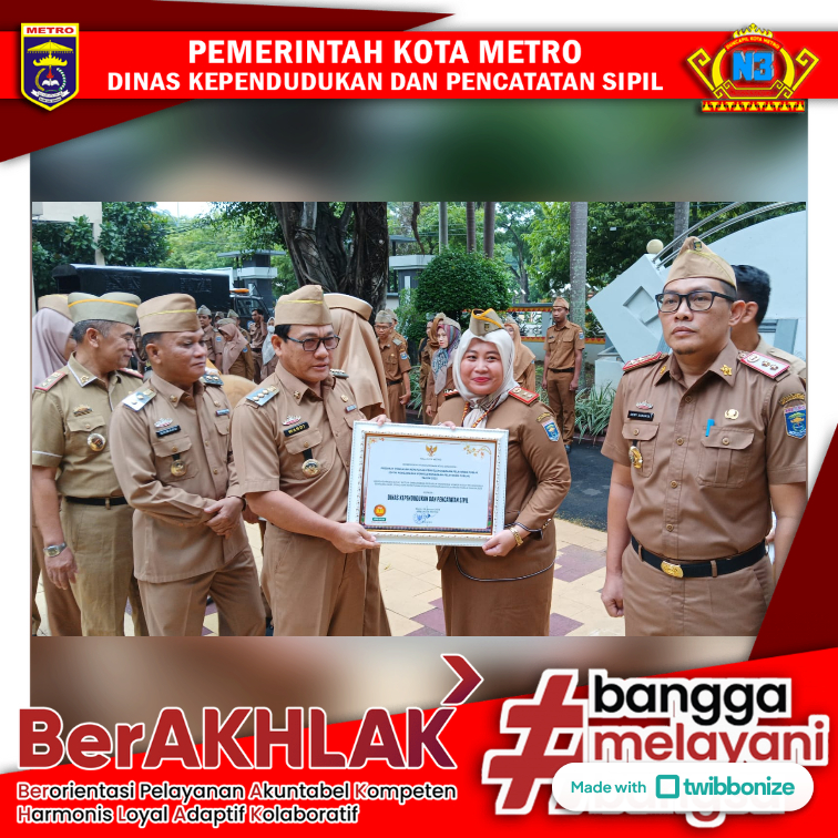Penyerahan Piagam Penghargaan oleh Walikota Metro kepada Disdukcapil Kota Metro atas diraihnya Predikat Penilaian Kepatuhan Penyelenggaraan Pelayanan Publik 