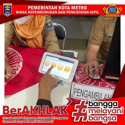 Warga mengisi Kuisioner Survey Kepuasan Masyarakat