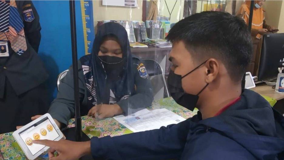 Warga mengisi Kuisioner Survey Kepuasan Masyarakat