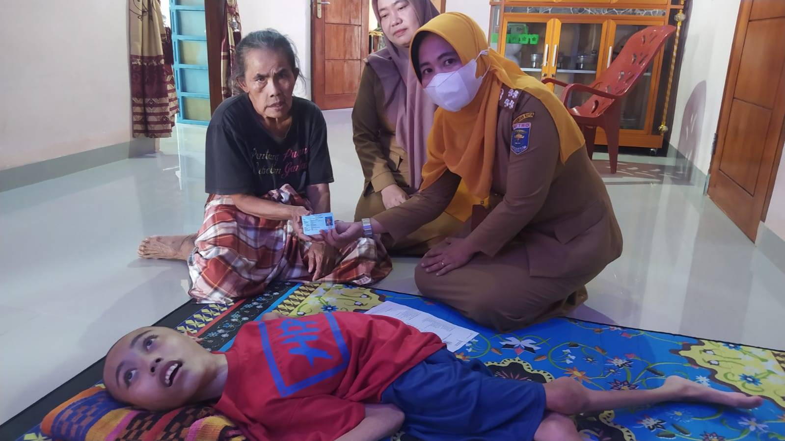Penyerahan KTP Elektronik dan biodata WNI bagi penyandang Disabilitas