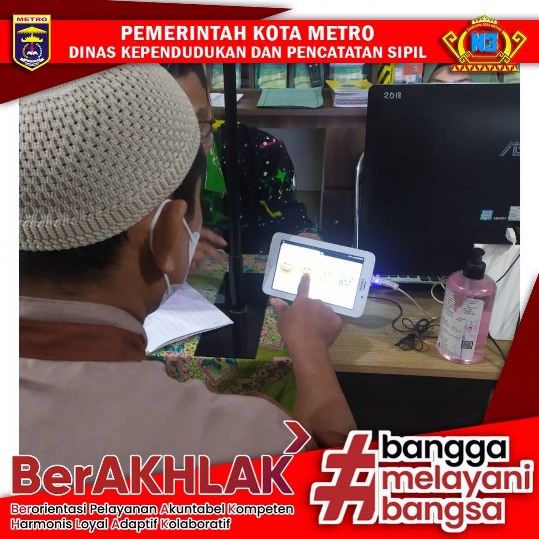 Warga mengisi Kuisioner Survey Kepuasan Masyarakat