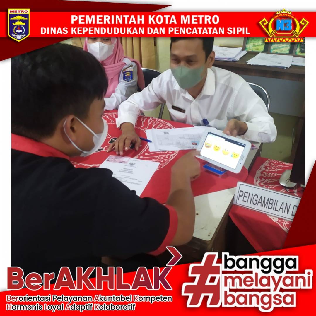 Warga mengisi Kuisioner Survey Kepuasan Masyarakat