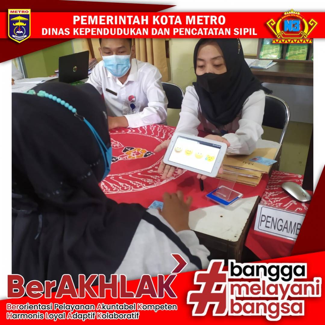 Warga mengisi Kuisioner Survey Kepuasan Masyarakat