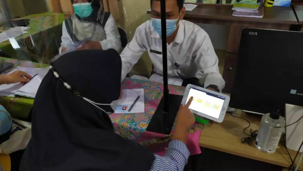 Warga mengisi Kuisioner Survey Kepuasan Masyarakat