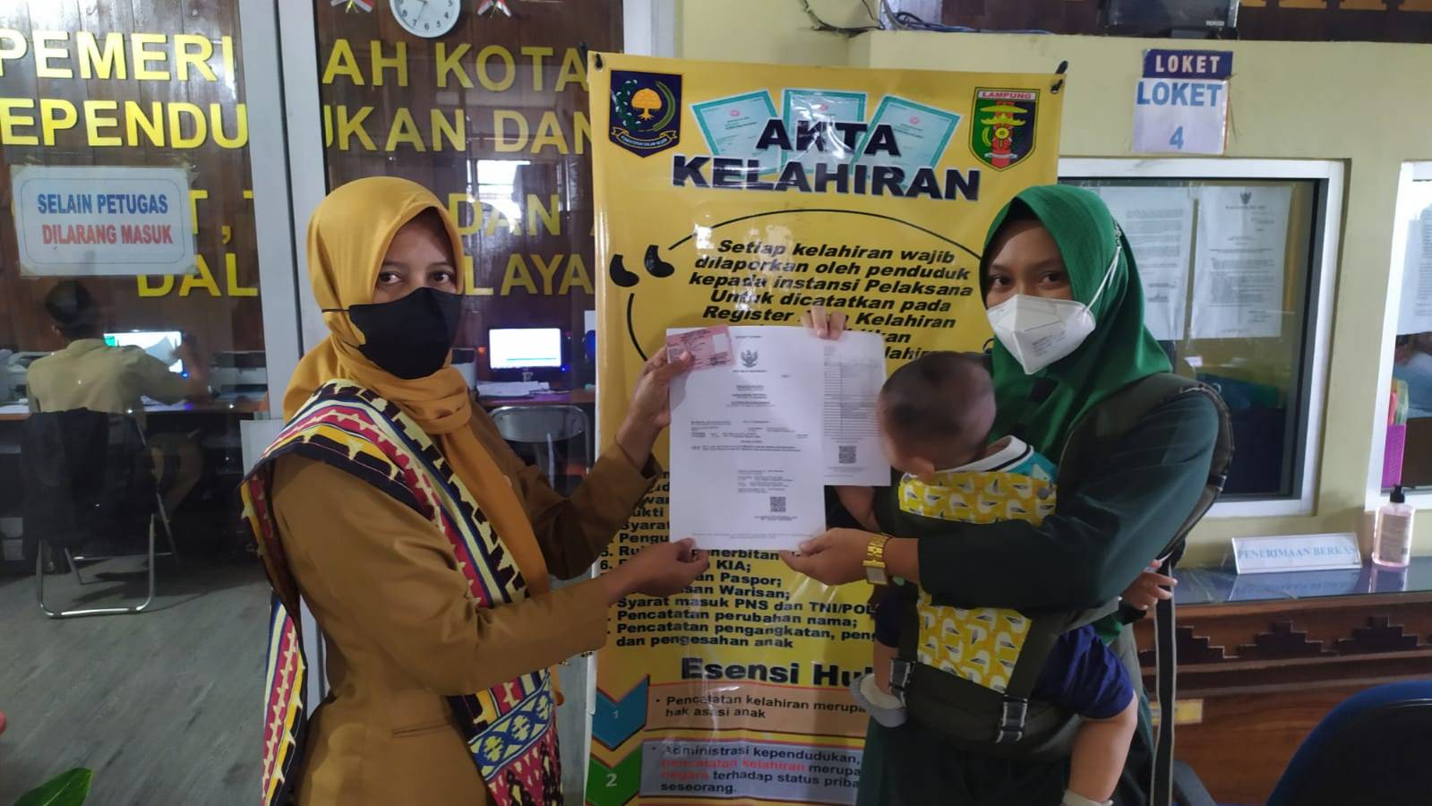 Penyerahan Dokumen Langsung Kepada Warga