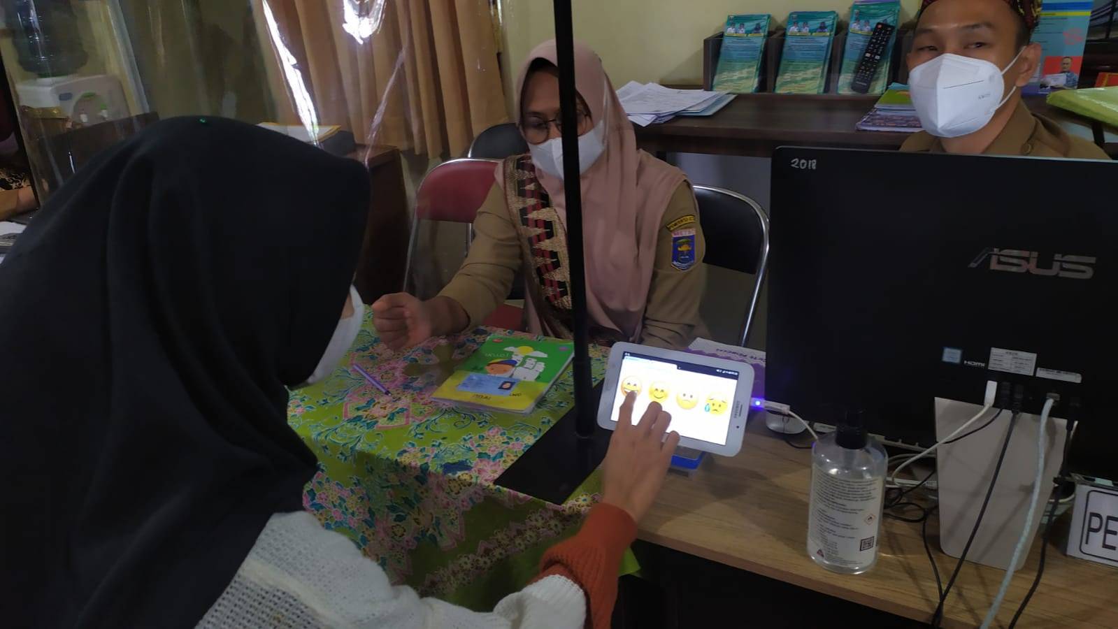 Warga mengisi Kuisioner Survey Kepuasan Masyarakat