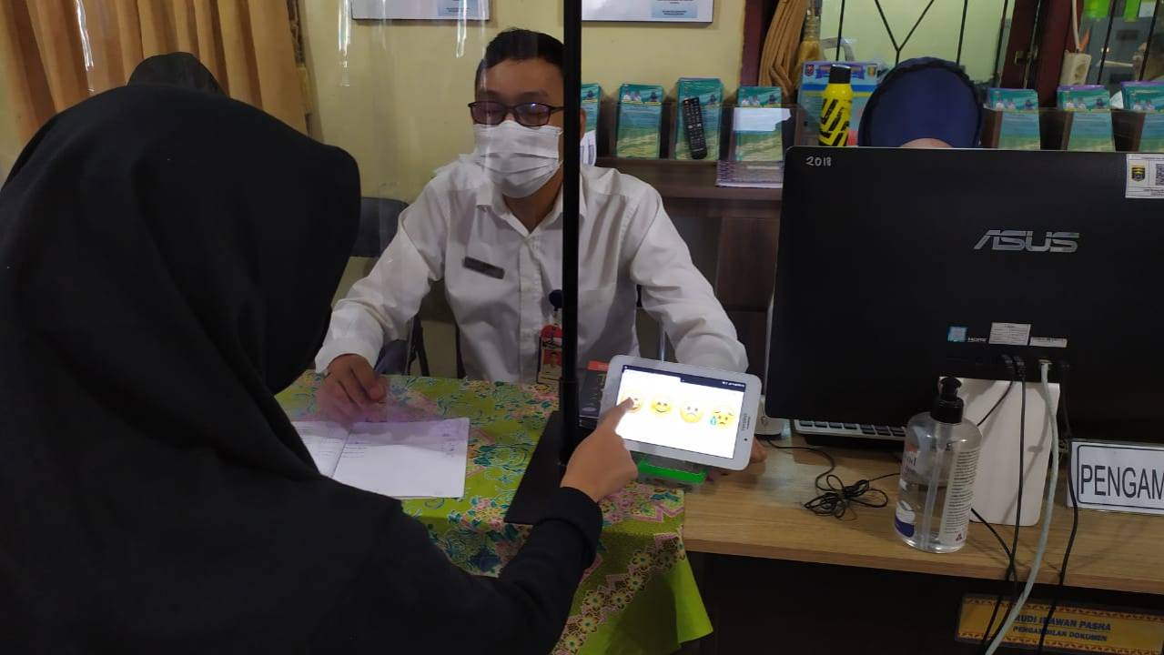Warga mengisi Kuisioner Survey Kepuasan Masyarakat