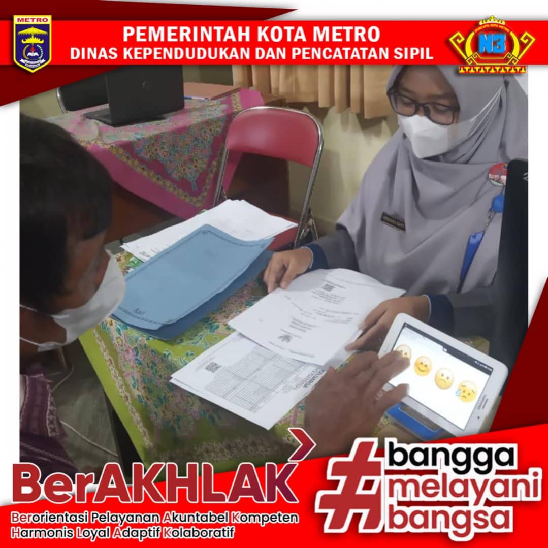 Warga mengisi Kuisioner Survey Kepuasan Masyarakat