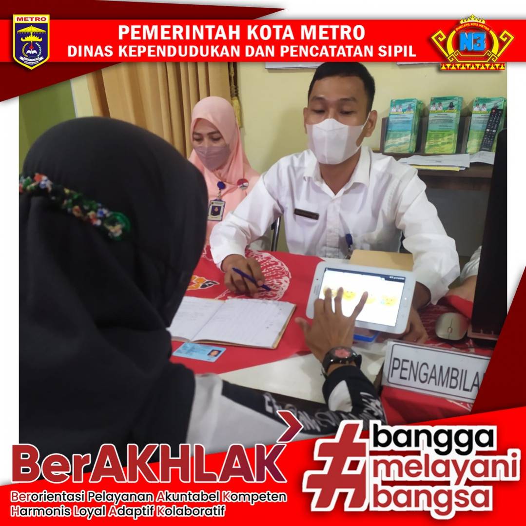 Warga mengisi Kuisioner Survey Kepuasan Masyarakat