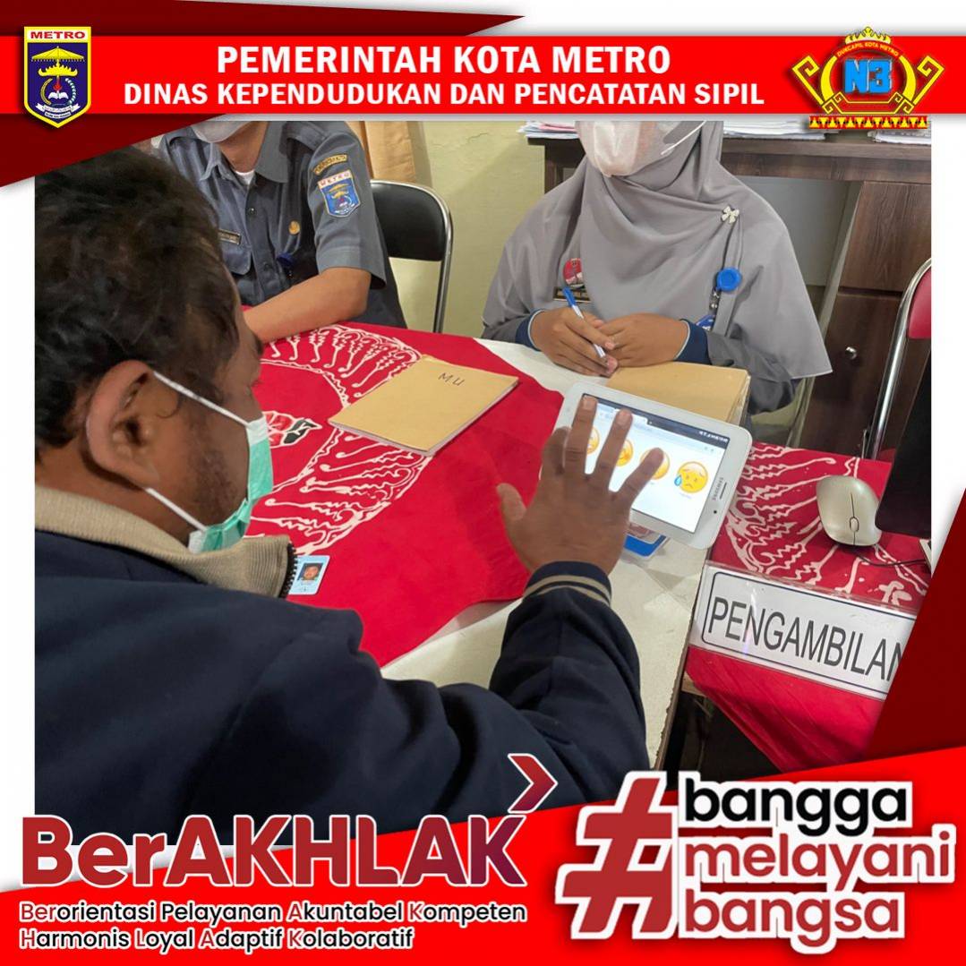 Warga mengisi Kuisioner Survey Kepuasan Masyarakat