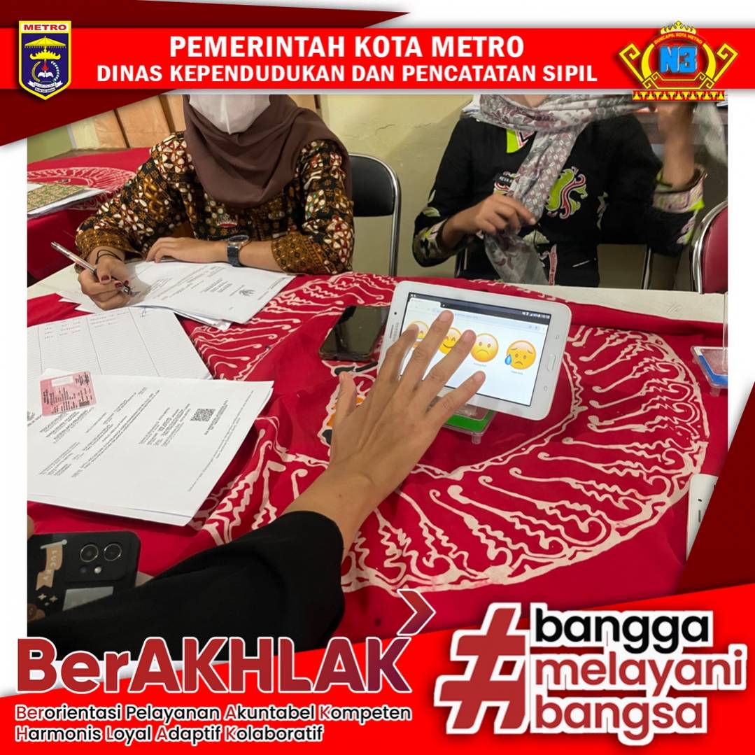 Warga mengisi Kuisioner Survey Kepuasan Masyarakat