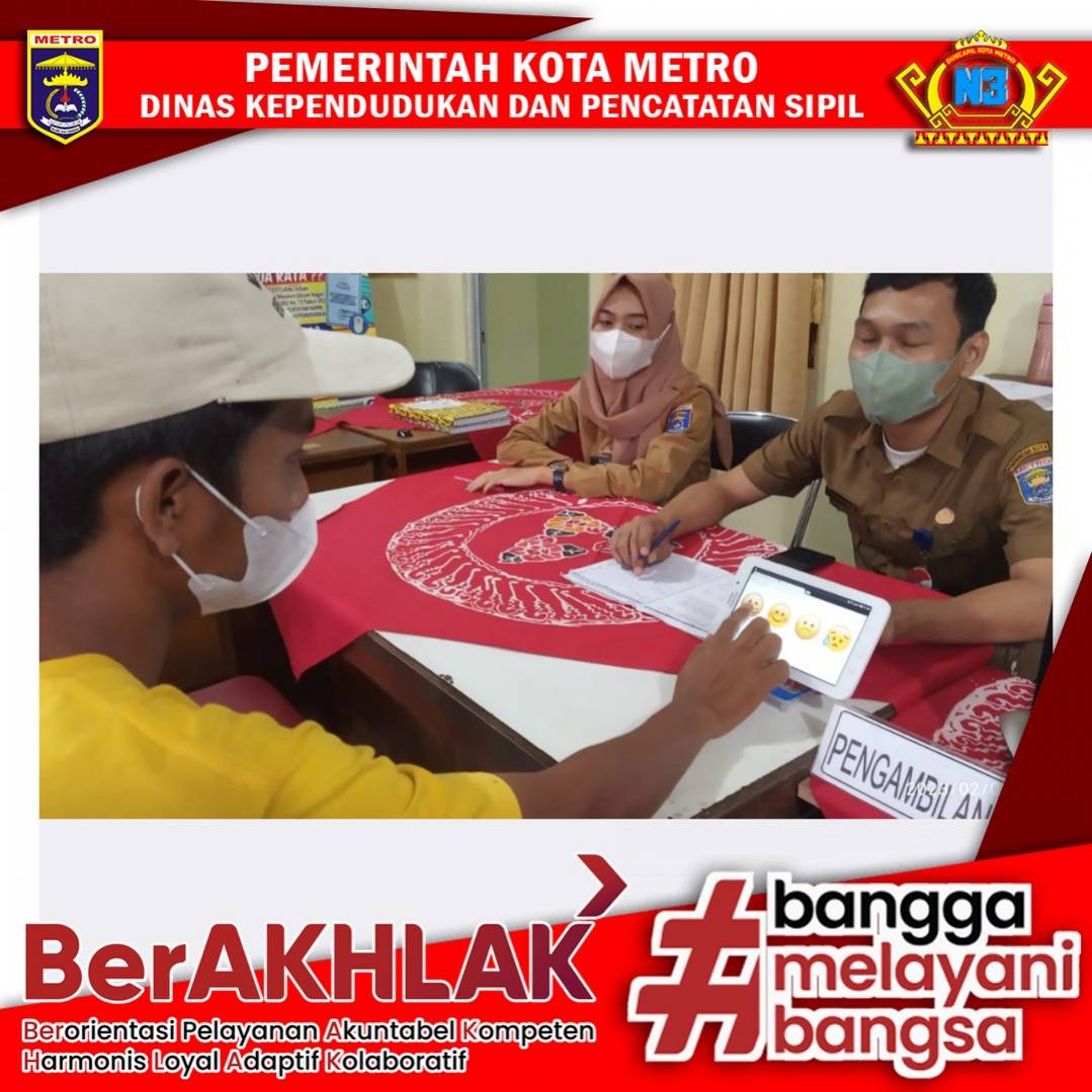 Warga mengisi Kuisioner Survey Kepuasan Masyarakat