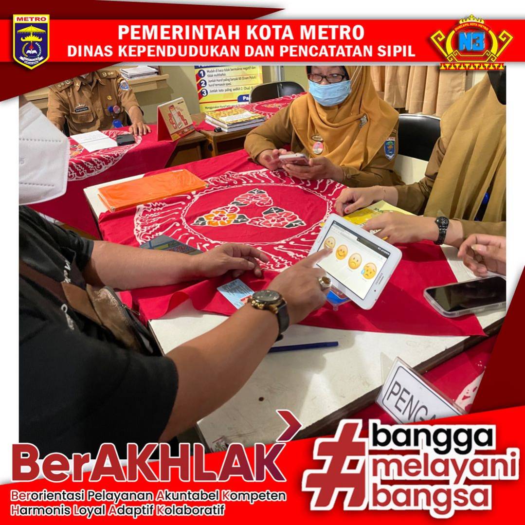 Warga mengisi Kuisioner Survey Kepuasan Masyarakat