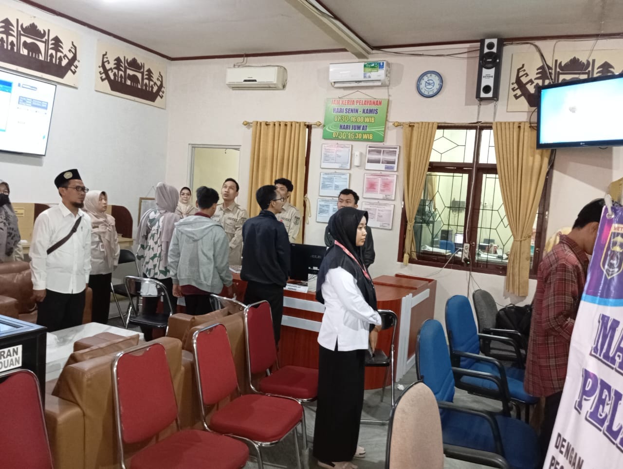 Menyanyikan Lagu Kebangsaan Indonesia Raya