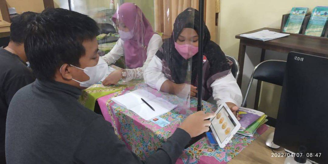 Warga mengisi Kuisioner Survey Kepuasan Masyarakat