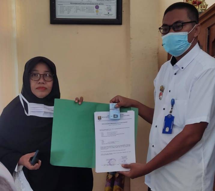 Penyerahan KTP-el ke Kelurahan
