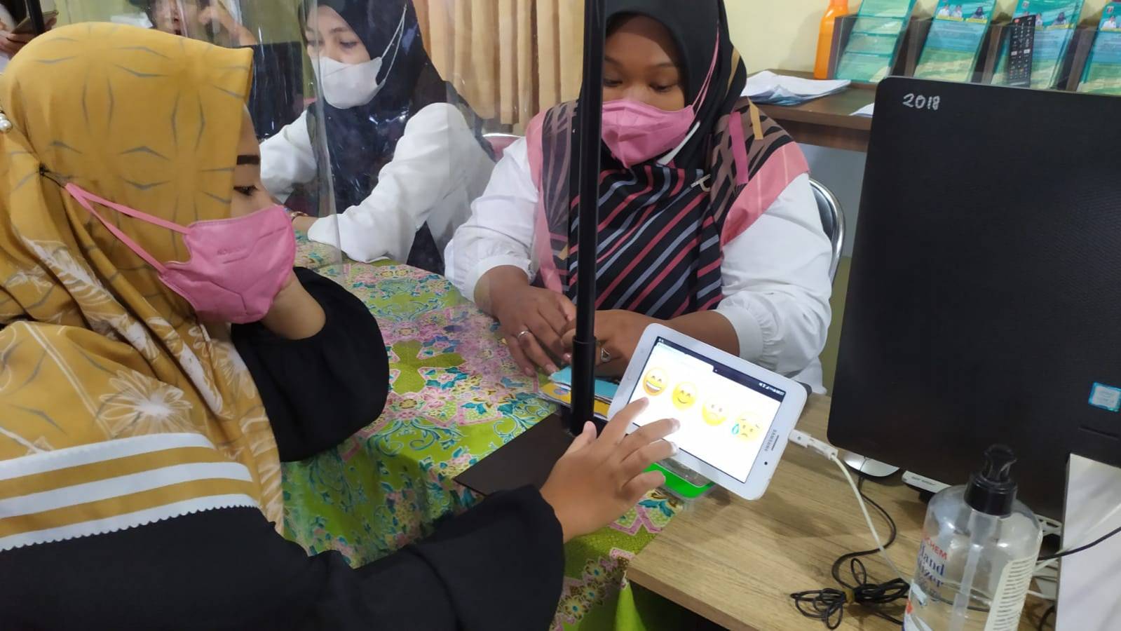 Warga mengisi Kuisioner Survey Kepuasan Masyarakat