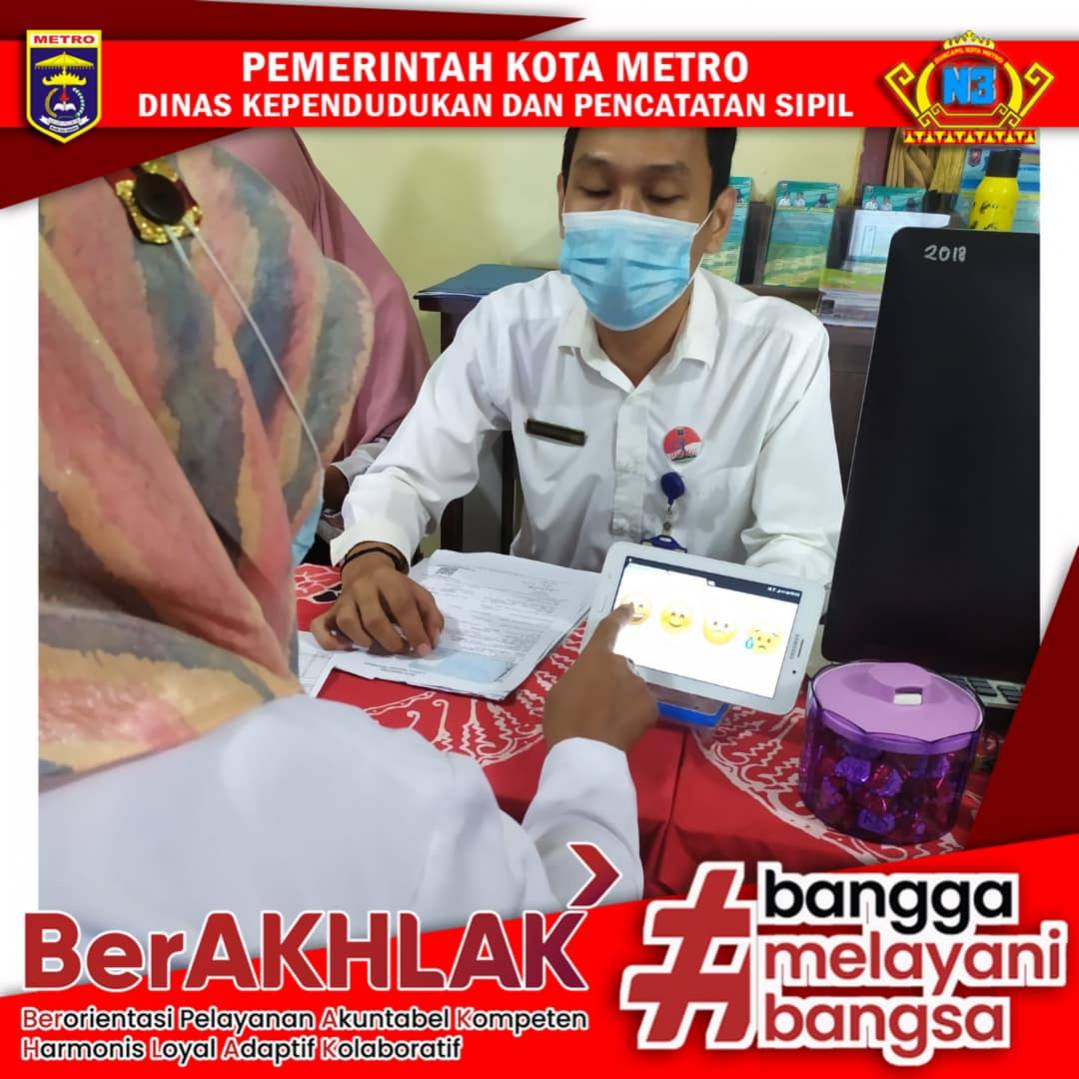 Warga mengisi Kuisioner Survey Kepuasan Masyarakat