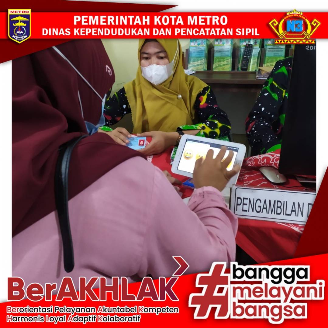 Warga mengisi Kuisioner Survey Kepuasan Masyarakat