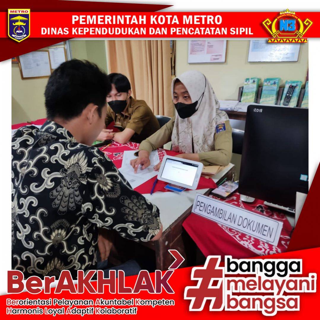 Warga mengisi Kuisioner Survey Kepuasan Masyarakat