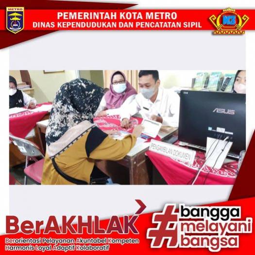 Warga mengisi Kuisioner Survey Kepuasan Masyarakat
