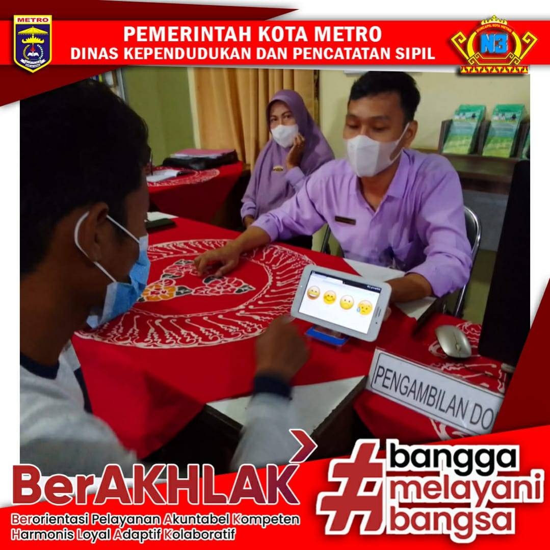 Warga mengisi Kuisioner Survey Kepuasan Masyarakat