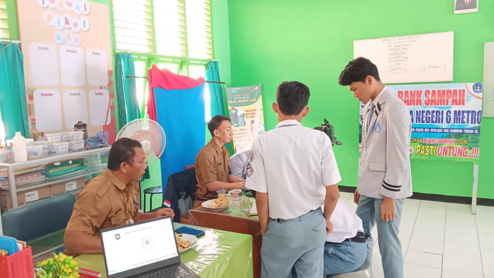 Tim Disdukcapil Kota Metro Jemput Bola Perekaman KTP di SMA Negeri 6 Kota Metro