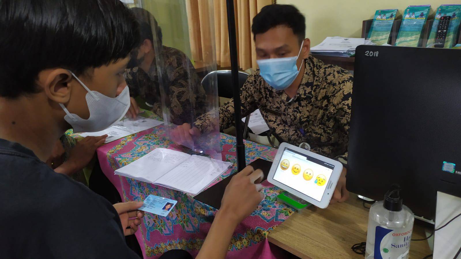 Warga mengisi Kuisioner Survey Kepuasan Masyarakat