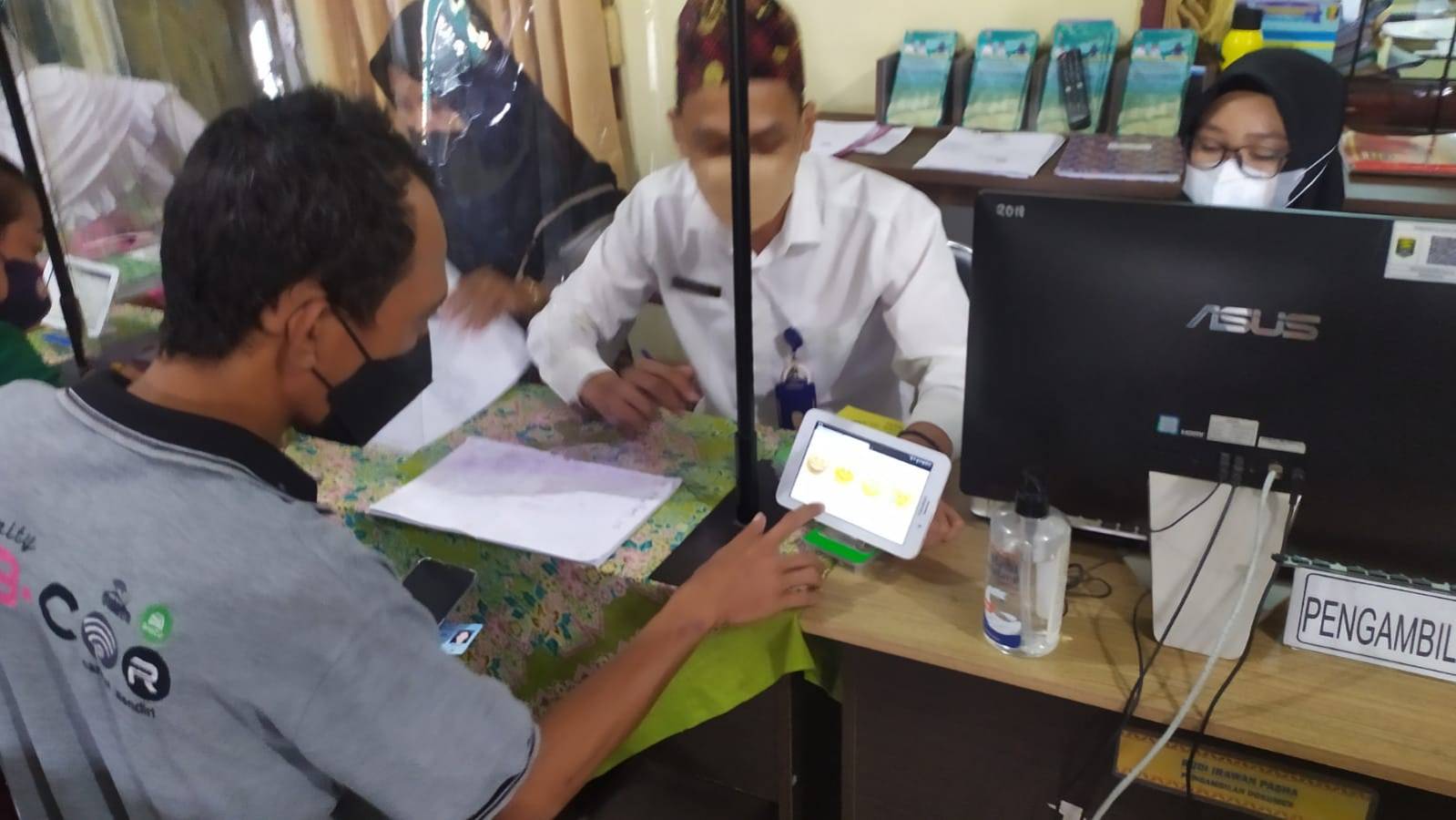 Warga mengisi Kuisioner Survey Kepuasan Masyarakat