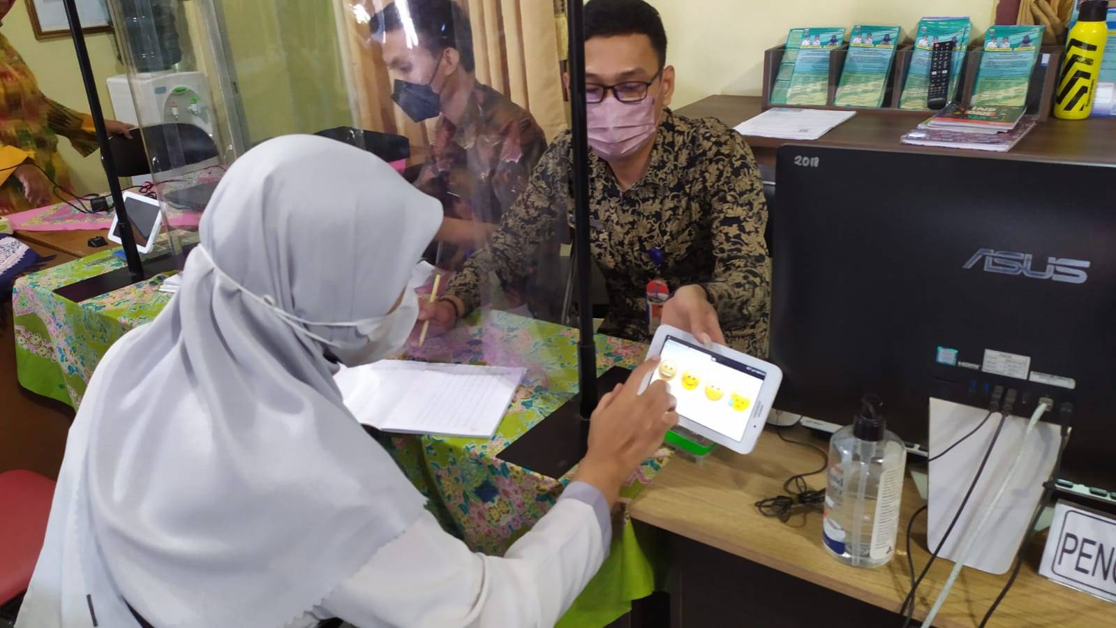 Warga mengisi Kuisioner Survey Kepuasan Masyarakat