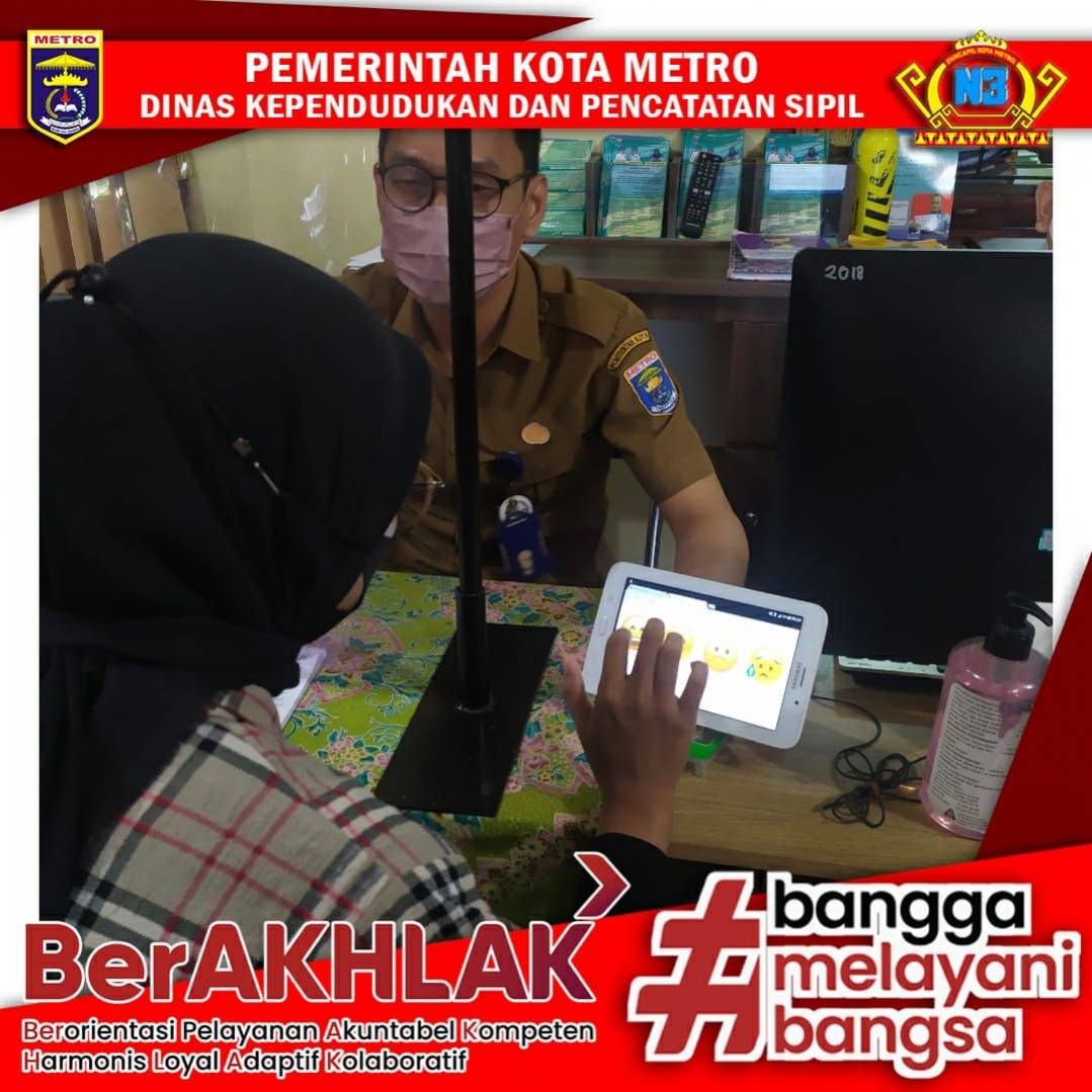 Warga mengisi Kuisioner Survey Kepuasan Masyarakat