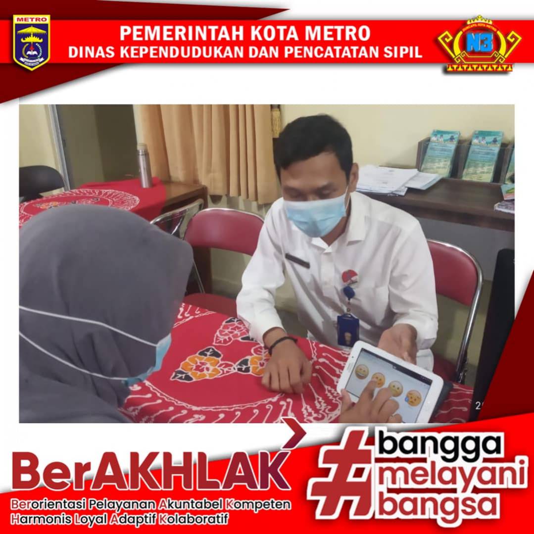 Warga mengisi Kuisioner Survey Kepuasan Masyarakat