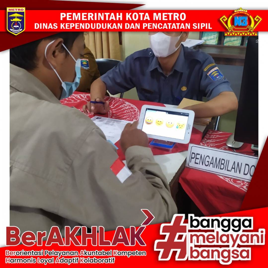 Warga mengisi Kuisioner Survey Kepuasan Masyarakat