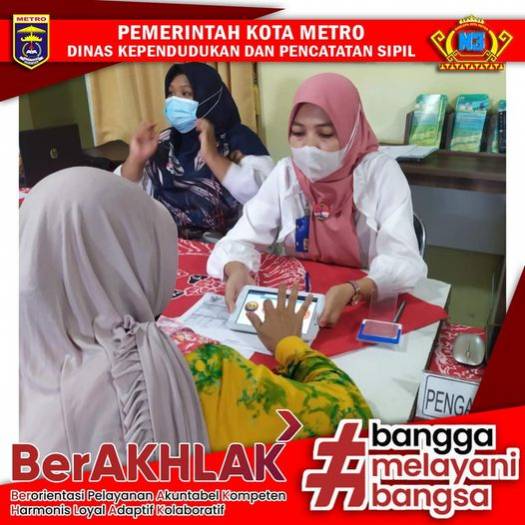Warga mengisi Kuisioner Survey Kepuasan Masyarakat