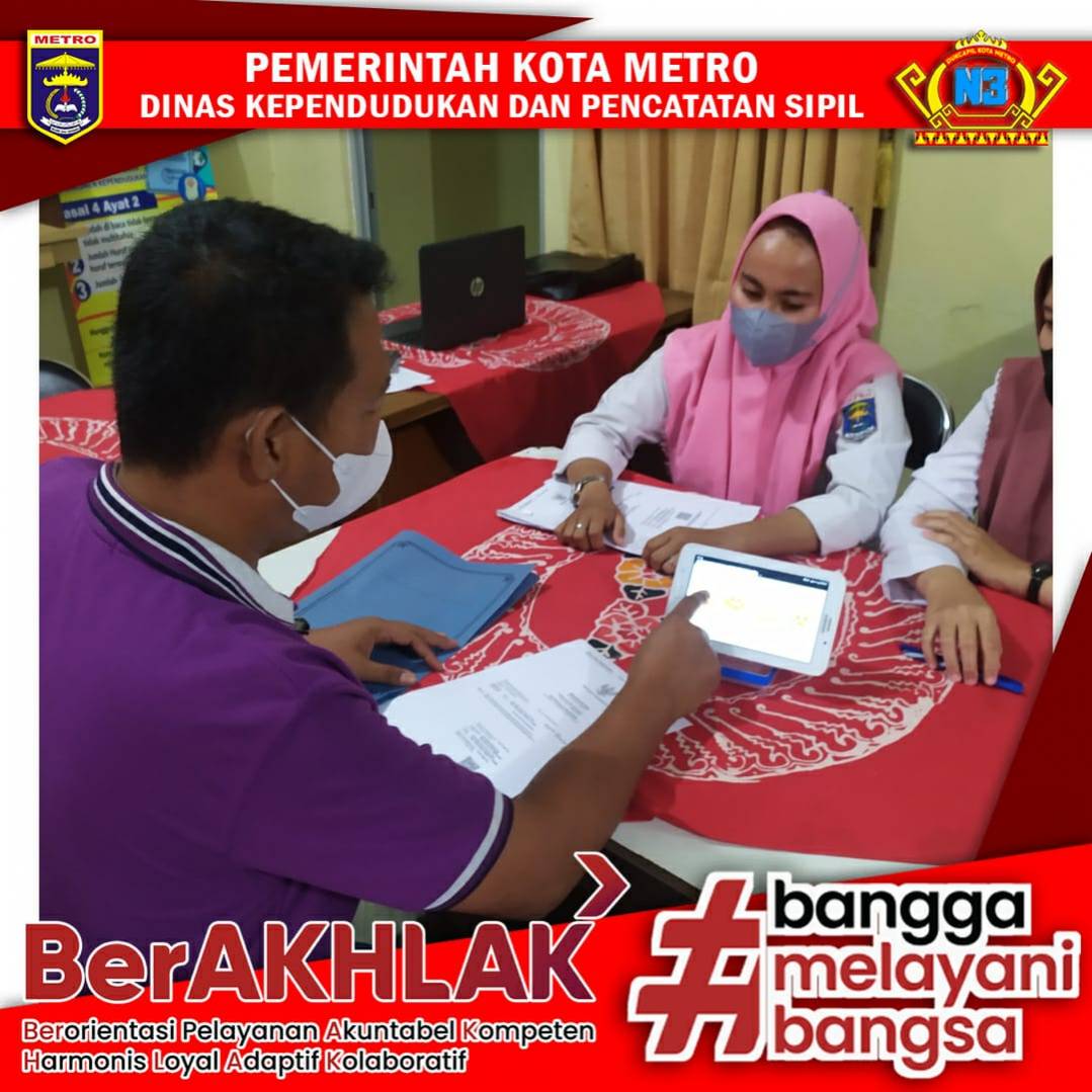 Warga mengisi Kuisioner Survey Kepuasan Masyarakat