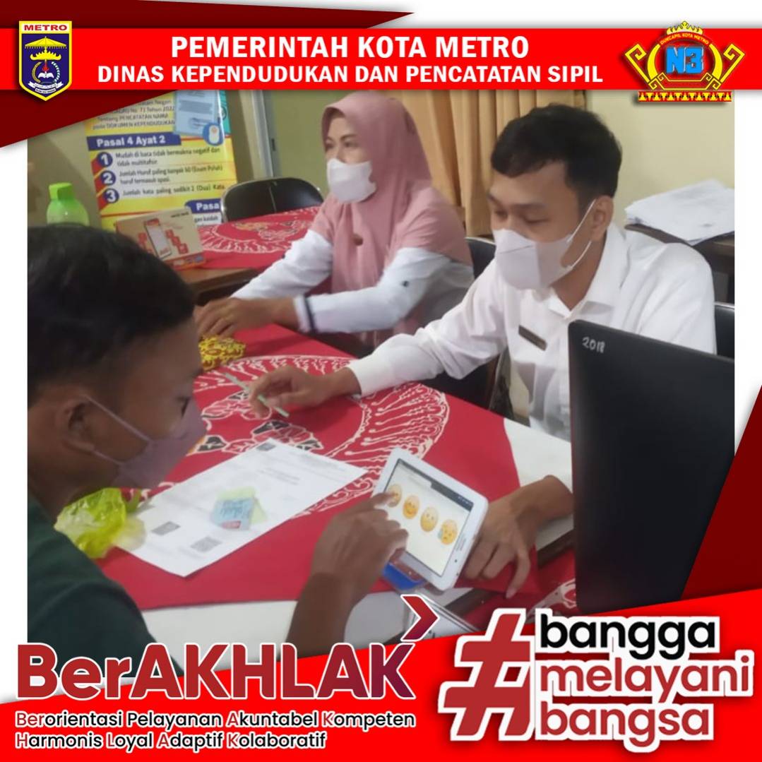 Warga mengisi Kuisioner Survey Kepuasan Masyarakat