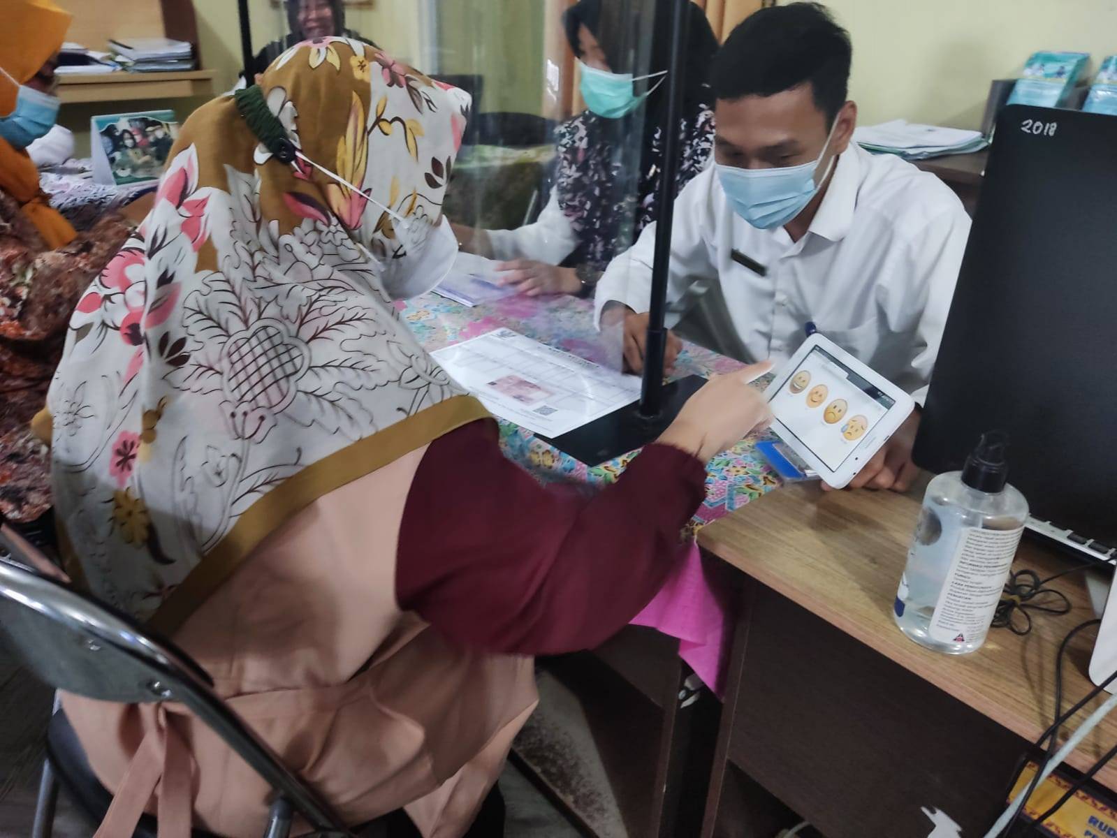Warga mengisi Kuisioner Survey Kepuasan Masyarakat