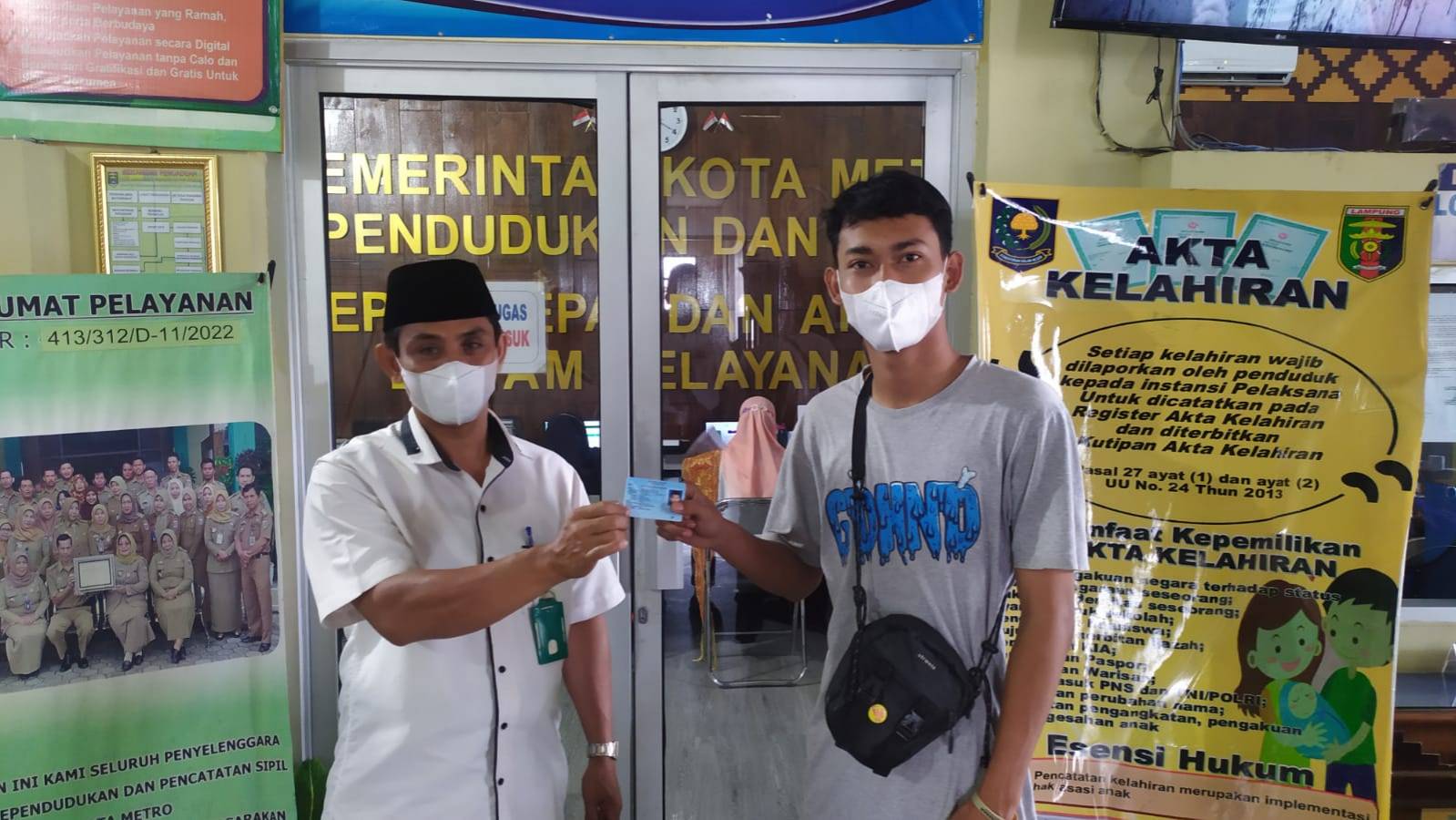 Penyerahan Dokumen Langsung Kepada Warga