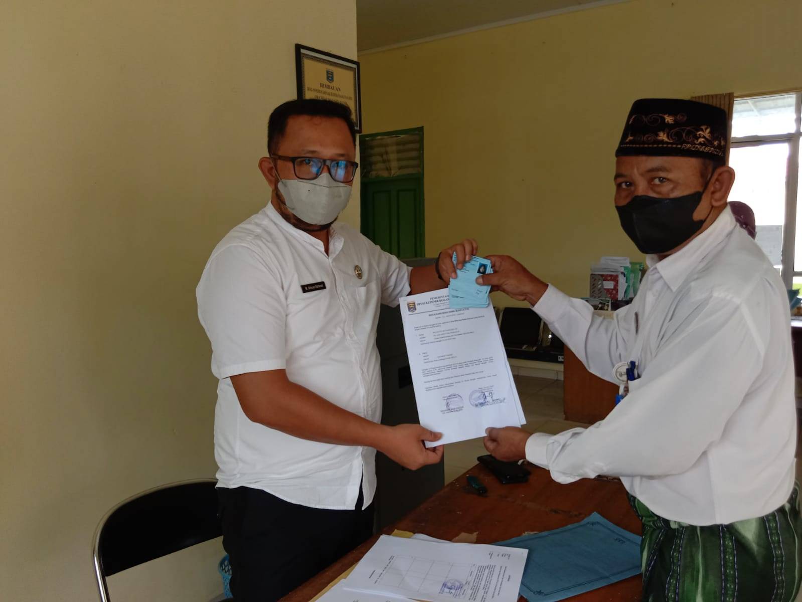Penyerahan KTP-el ke Kelurahan