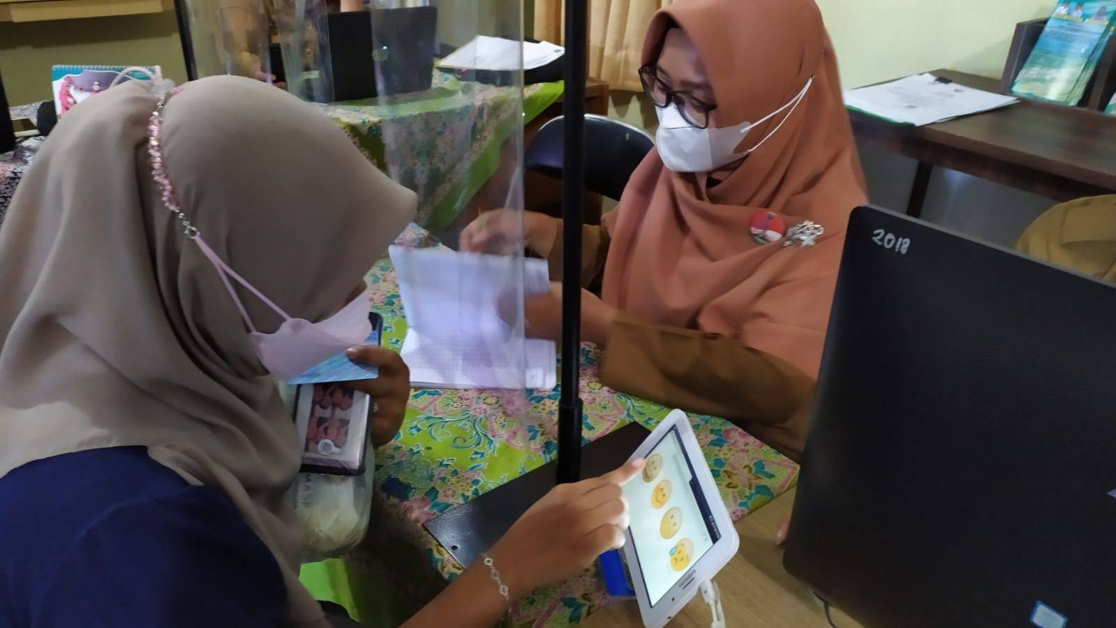Warga mengisi Kuisioner Survey Kepuasan Masyarakat