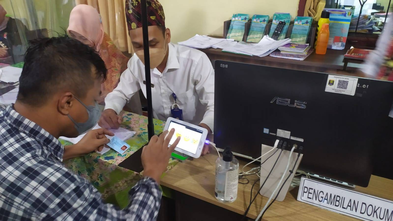Warga mengisi Kuisioner Survey Kepuasan Masyarakat