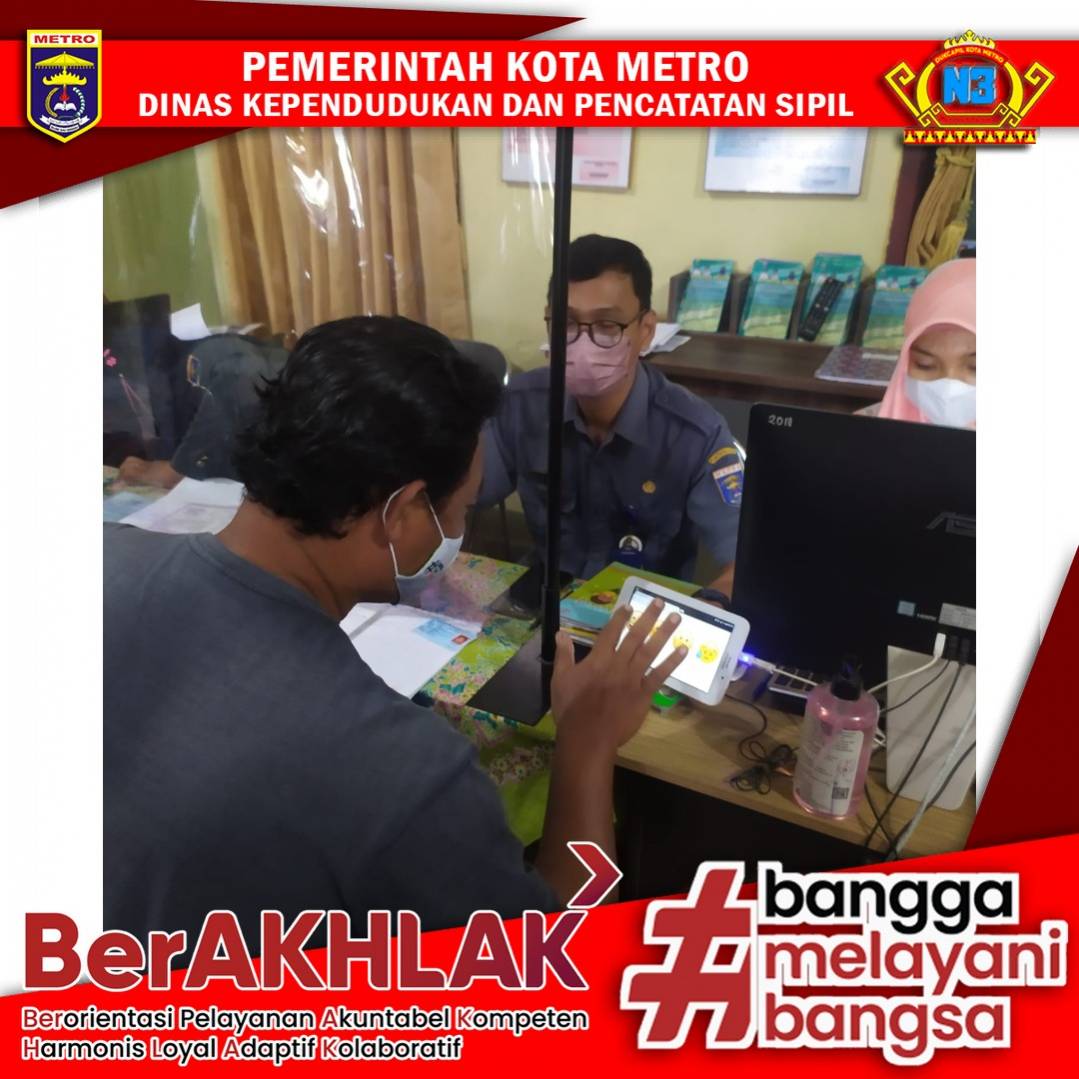 Warga mengisi Kuisioner Survey Kepuasan Masyarakat