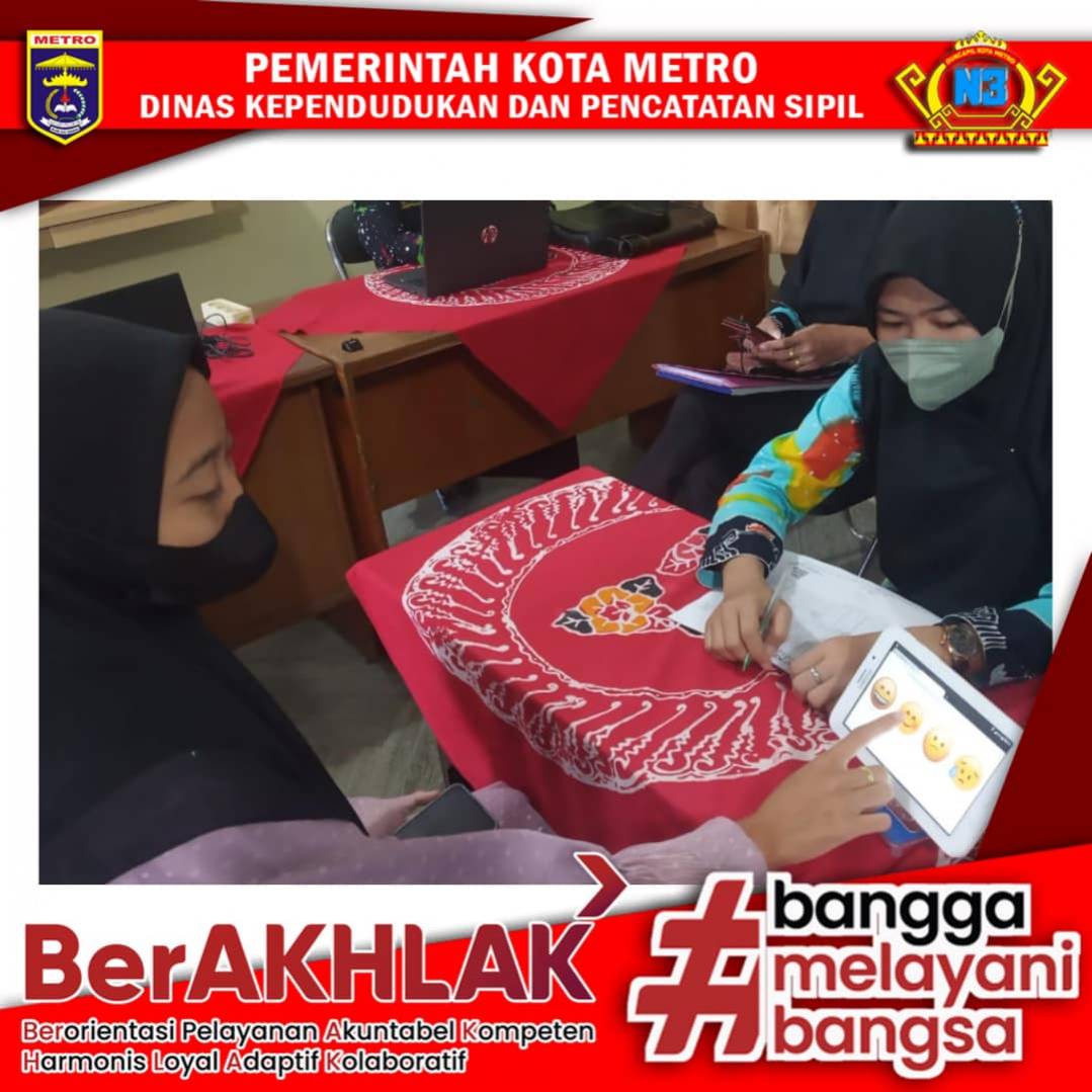 Warga mengisi Kuisioner Survey Kepuasan Masyarakat
